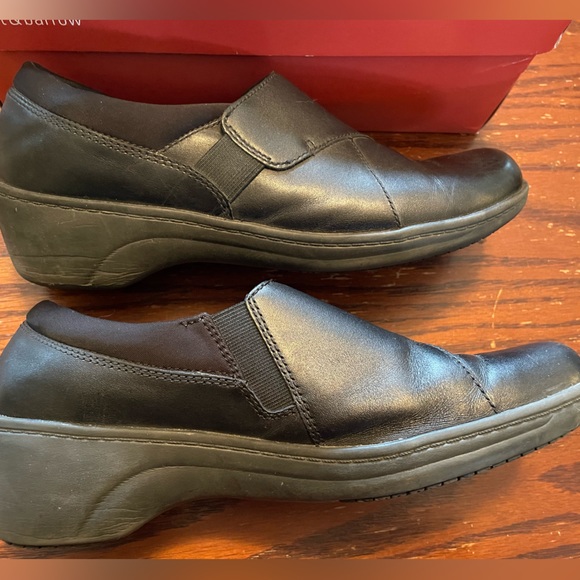 Clarks women’s slip on shoes. Size 9.5, black. - Picture 2 of 4